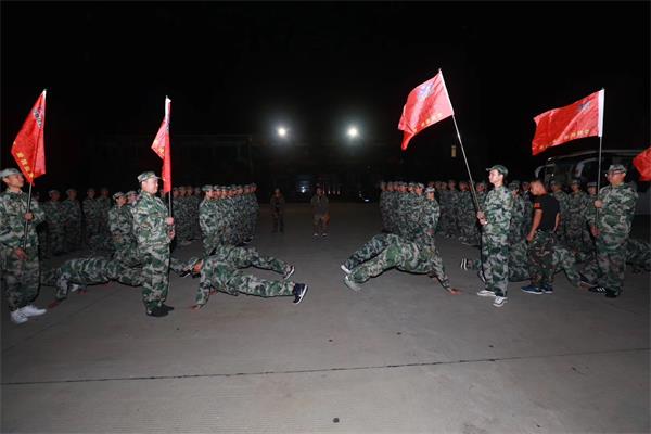全體隊(duì)員進(jìn)行夜訓(xùn).jpg