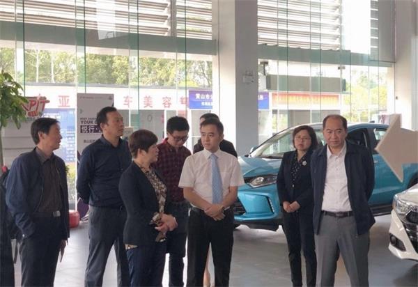 程紅在亞夏4S店內(nèi)進(jìn)行調(diào)研_看圖王.jpg